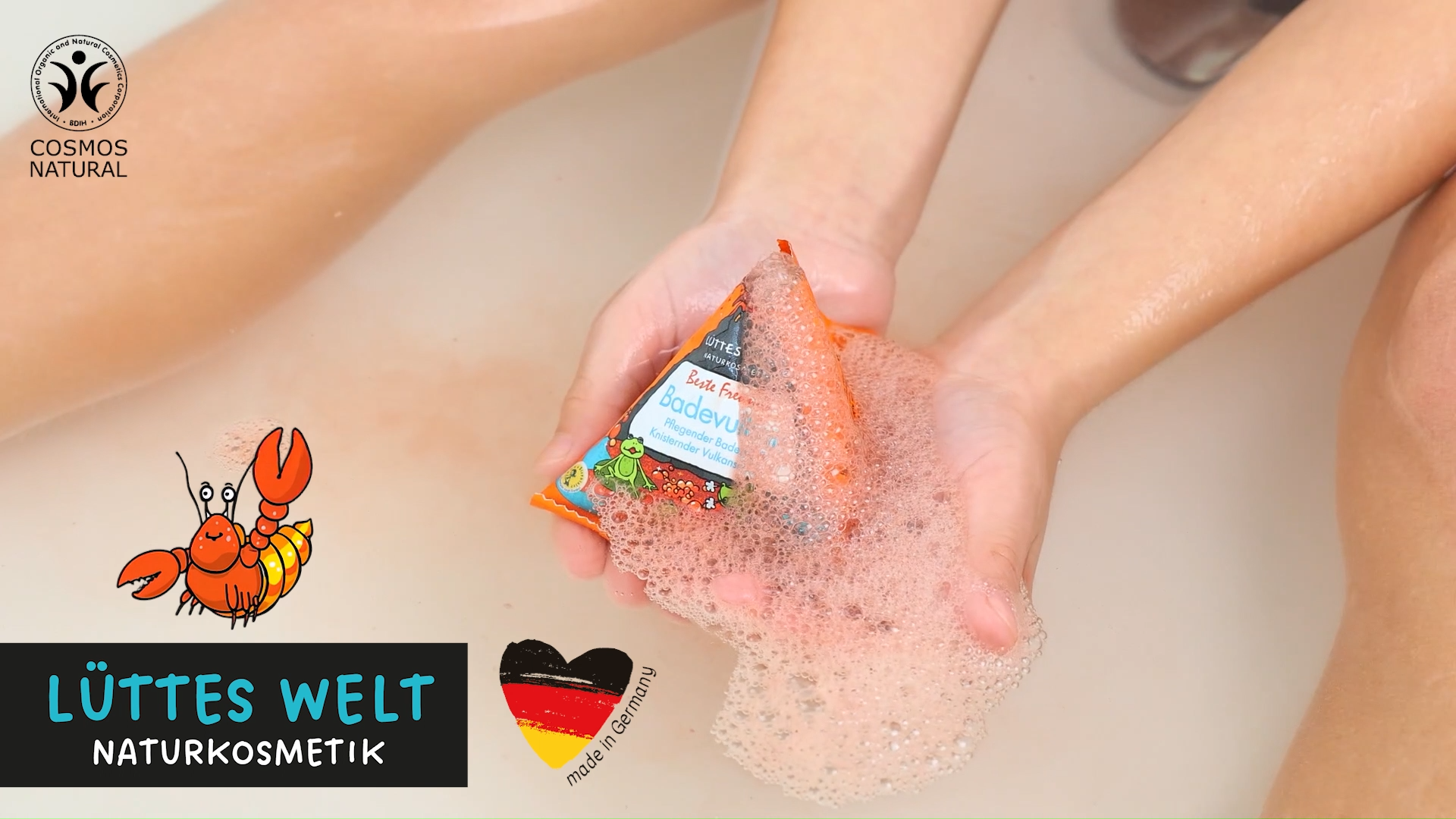Junge badet in einer Badewanne mit verschiedenen Badeprodukten für Kinder von der Marke Lüttes Welt