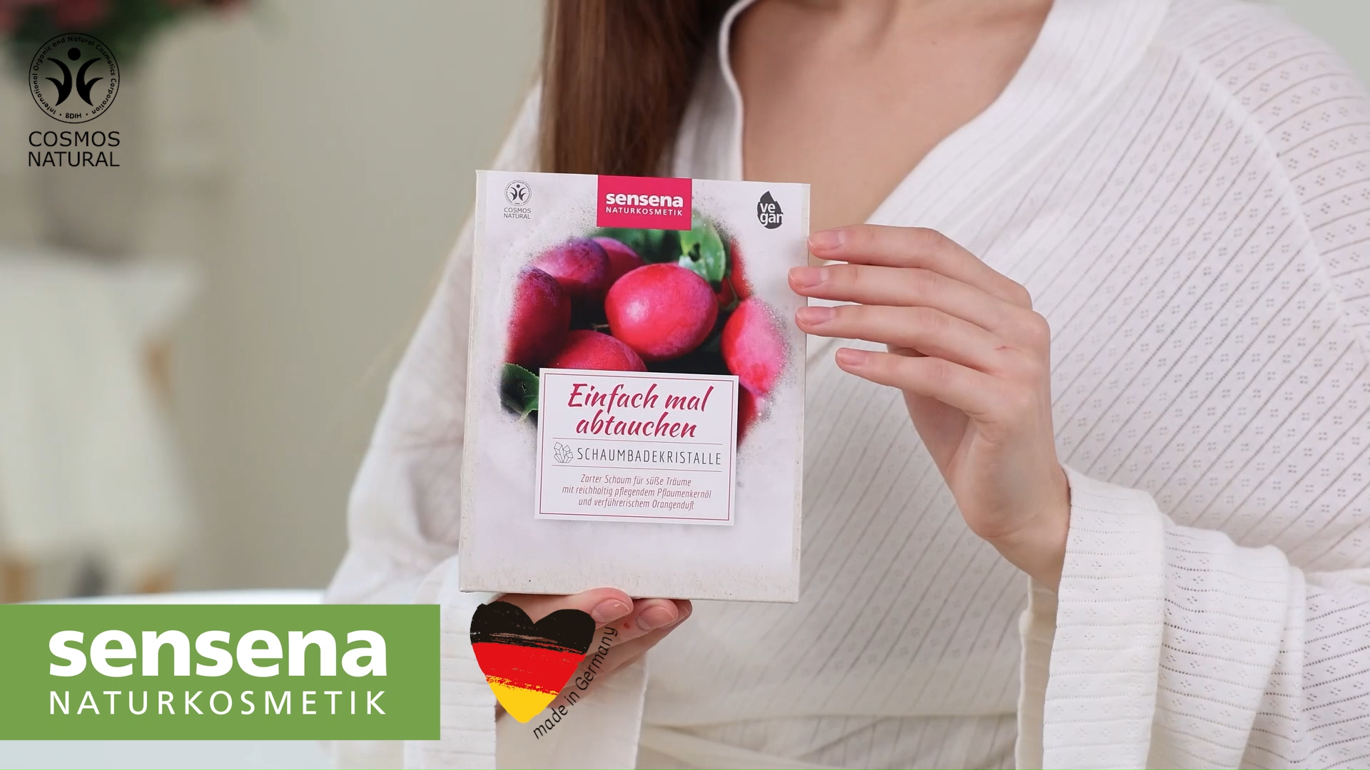 Frau wendet Bade- und Pflegeprodukte der Marke sensena an 