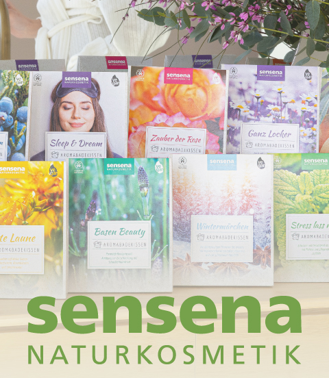 Regal mit verschiedenen Aromabadekissen von sensena Naturkosmetik und Text 'Baden wie in reiner Natur Die besondere Kraft der Natur in jedem Aromabadekissen'